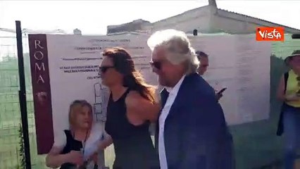 Beppe Grillo arriva alla manifestazione del M5s a Roma