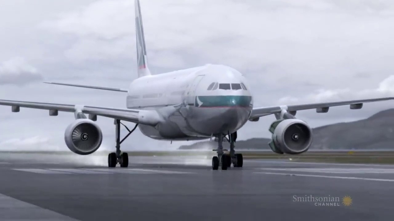 Unbelievable Plane Crash Caught on Camera!  Engines Fail on Approach to Hong Kong