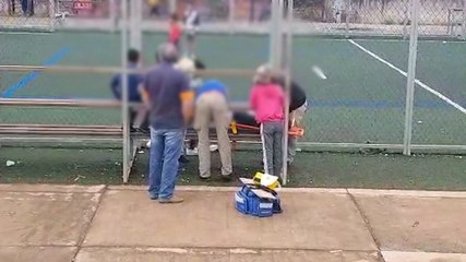 Adolescente sofre lesão durante brincadeira na quadra esportiva