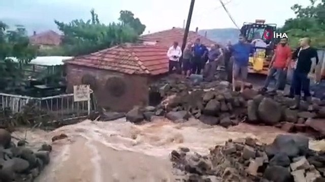 Aliağa'yı sağanak vurdu: Taşan dere eski köprüyü yıktı