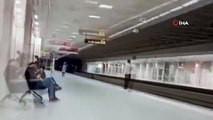 Metroda karşı yöne geçmek istedi, tehlikeye aldırmadan raylara atladı