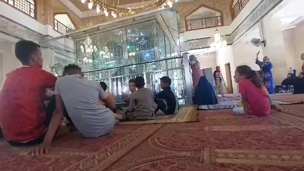 توافد المريدين والمحبين على مقام أبو الحسن الشاذلى