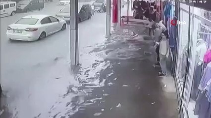 De fortes pluies à Bursa ont rendu les commerçants difficiles