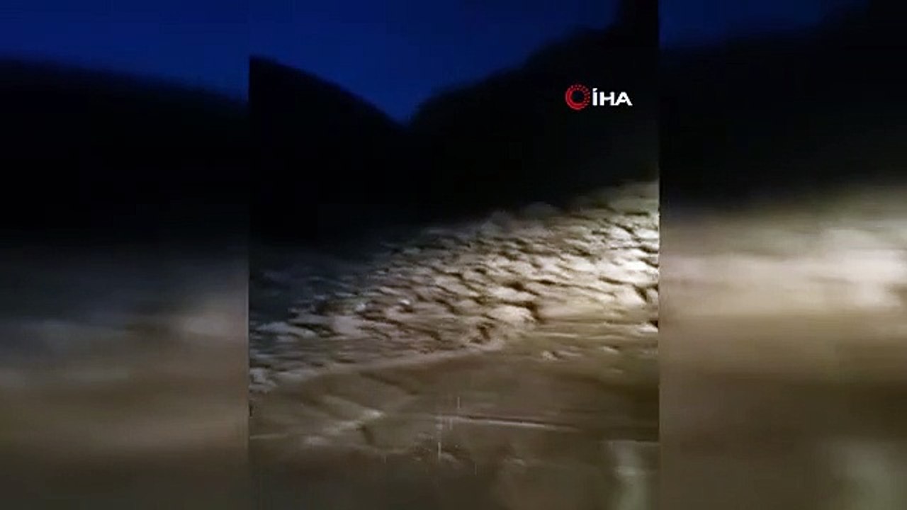 Après l'averse à Tokat, l'eau débordante du ruisseau a fermé la route, les véhicules sont restés sur la route