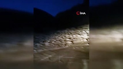 Après l'averse à Tokat, l'eau débordante du ruisseau a fermé la route, les véhicules sont restés sur la route