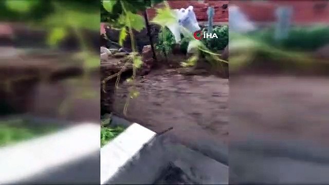 Aliağa'yı sağanak vurdu: Taşan dere eski köprüyü yıktı