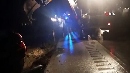 Les équipes ont secouru 4 personnes dans la voiture qui était coincée dans l'inondation à Amasya