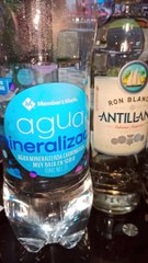 ron blanco antillano y agua mineral para preparar una cuba libre