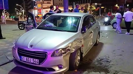 Un taxi commercial et une voiture sont entrés en collision à une intersection : 1 blessé