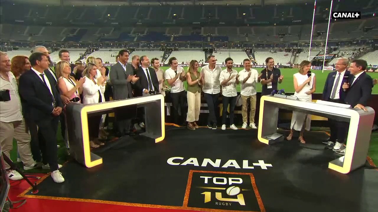 En larmes, Isabelle Ithurburu a fait ses adieux hier soir à Canal Plus pour rejoindre l'équipe des sports de TF1 et présenter "50 Mn Inside" : "Je ne vais pas très loin, et peut-être même... je reviendrai"