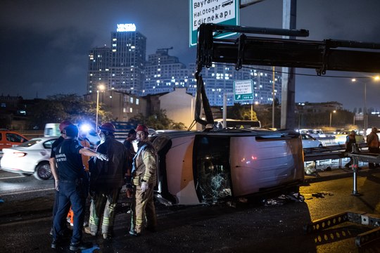 TEM Otoyolu'nda hafif ticari araç devrildi 1 ölü