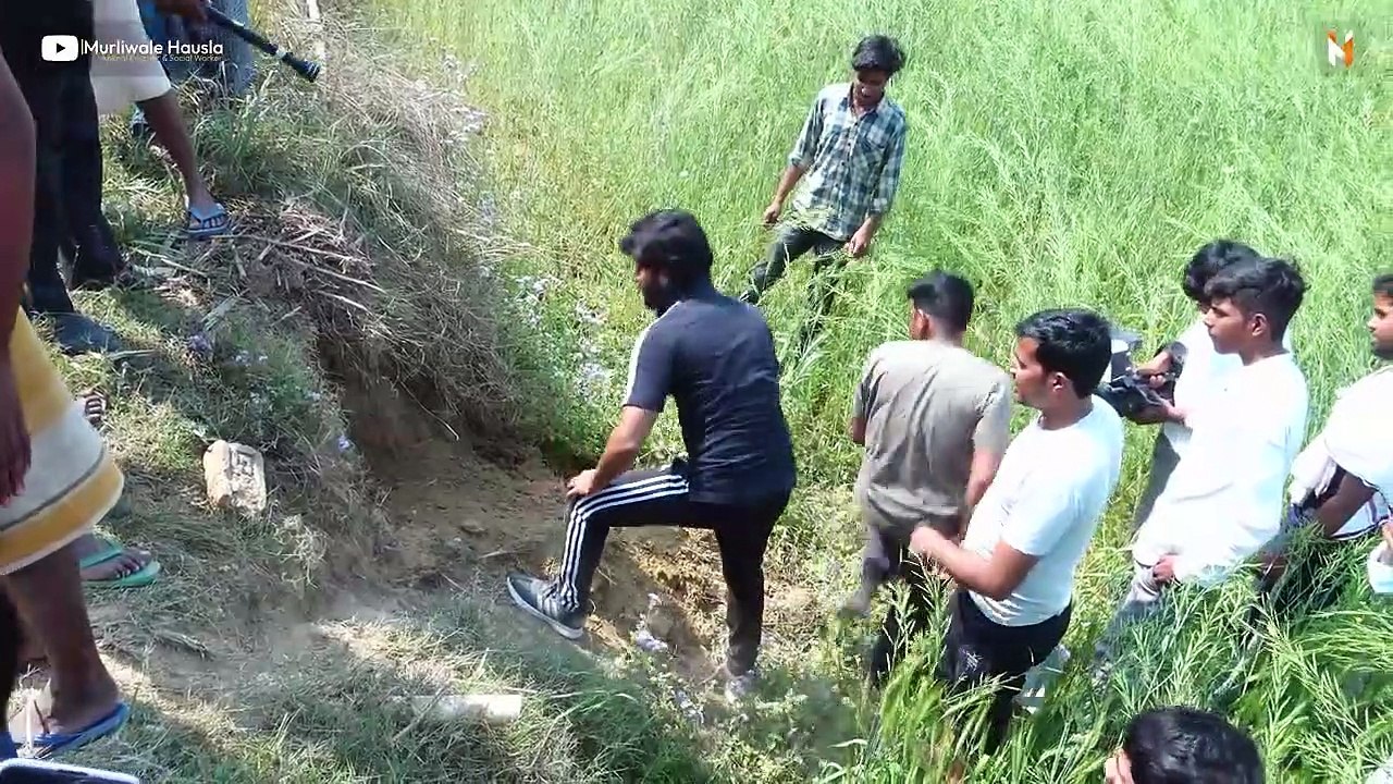 Snake Rescue.While rescuing so many python snakes at once, how did Murliwale Husla survive?