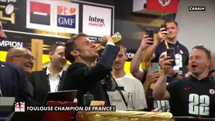 Finale du Top 14 : L'image insolite d'Emmanuel Macron qui boit cul-sec une bouteille de bière "Corona", hier soir dans les vestiaires des champions de France, les joueurs toulousains