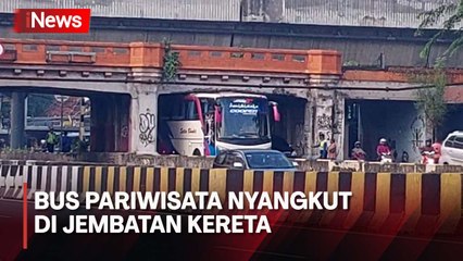 Heboh! Bus Pariwisata Nyangkut di Jembatan Kereta Matraman