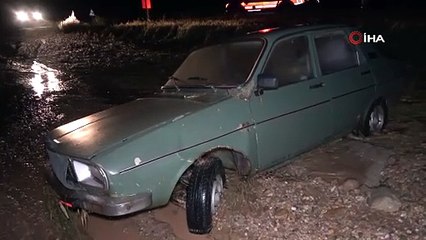 Kırıkkale'de iki araç sele kapıldı: Mahsur kalan 4 kişi kurtarıldı