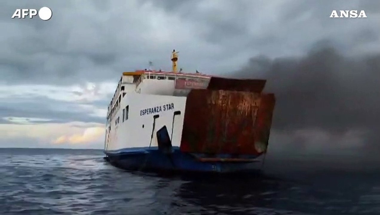 Filippine, in fiamme traghetto con 120 persone a bordo