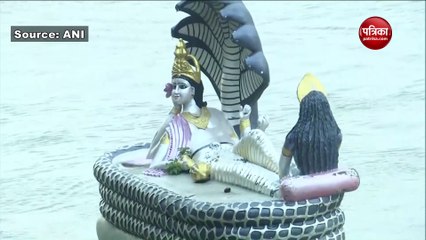 ब्रह्मपुत्र नदी में दिखा अनोखा नजारा, लहरों संग तैरती दिखी लक्ष्मीनारायण की मूर्ति