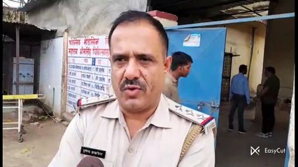 पिछले एक माह से तीनों एक ही कमरे में रह रहे थे