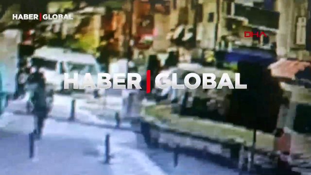 İstanbul'da kapısı açık olan minibüsten aşağı düştüler: 3 yaralı