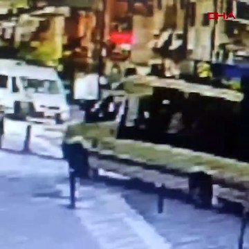 Bağcılar'da kapısı açık seyreden minibüsten aşağı düştüler: 3 yaralı