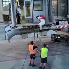 Kaçırdığı uçağa binmeye çalıştı, piste girmek isterken körükten düştü