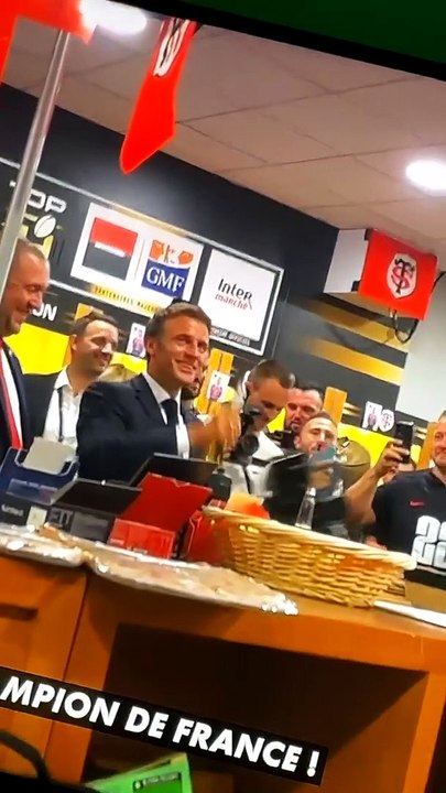 VIDÉO - Top 14 : quand Emmanuel Macron descend une bière cul sec dans le vestiaire toulousain Le président de la République a célébré le titre de champion de France de Toulouse, avec les joueurs et le staff rouge et noir.