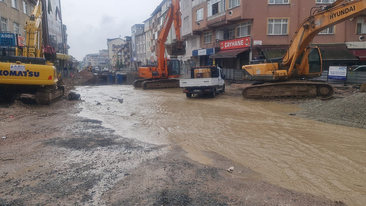 Kocaeli'de dere yatağı taştı, cadde sular altında kaldı