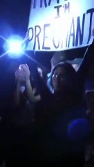 Ils devaient même jeûner pour avoir des rapports sexuels pour avoir des enfants ! Kourtney Kardashian déploie une banderole "Je suis enceinte" lors d'un concert