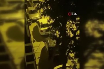 Çılgına dönen alkollü şahıs aracı taşladı