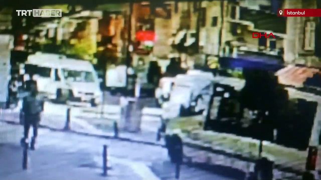 İstanbul'da kapısı açık olan minibüsten aşağı düştüler