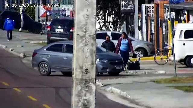 Vídeo mostra perseguição a suspeito de roubar carro e pular em rio para fugir