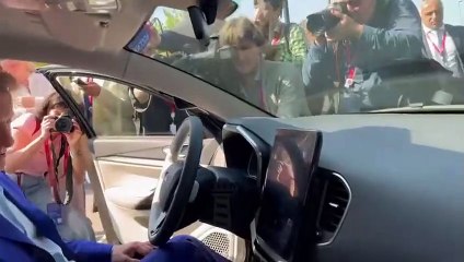 في حدث إطلاقها وأمام عدسات المصورين فشل تشغيل لادا أورا يحرج المسئولين