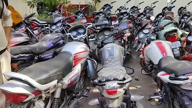 चोरी की बाइक व आरोपियों के साथ कोतवाली पुलिस
