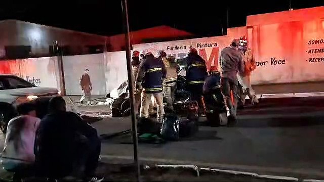Mulher fica presa entre as ferragens após colisão frontal na saída de Umuarama para Xambrê