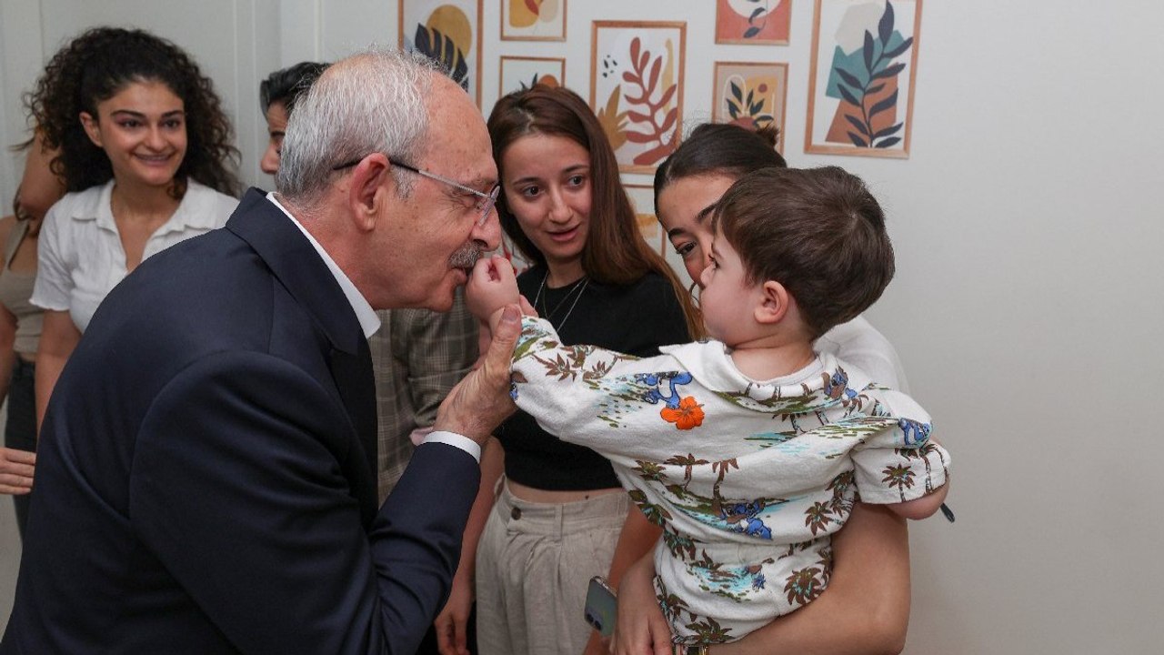 Kılıçdaroğlu, Babalar Günü'nde depremzede aileleri ziyaret etti