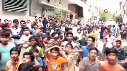 Boğalar çatıdan vinçle indirildi