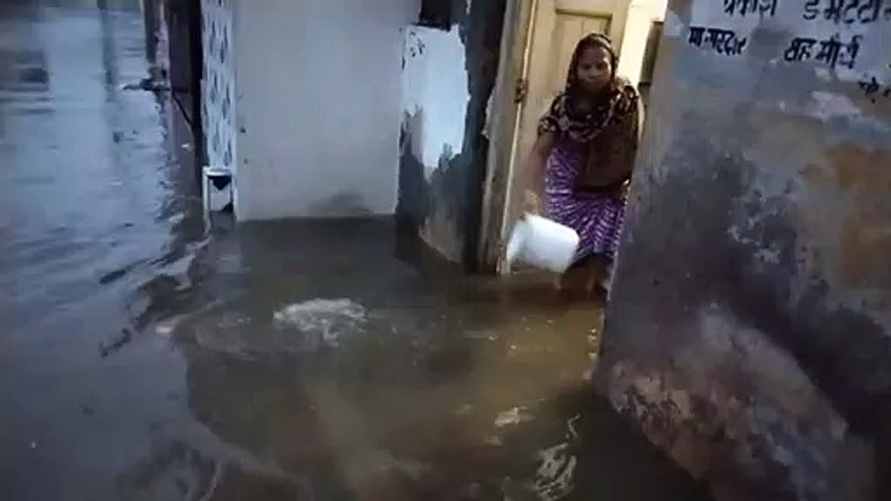 Biparjoy Effect: सड़कें बनीं स्वीमिंग पूल, घरों में घुसा पानी