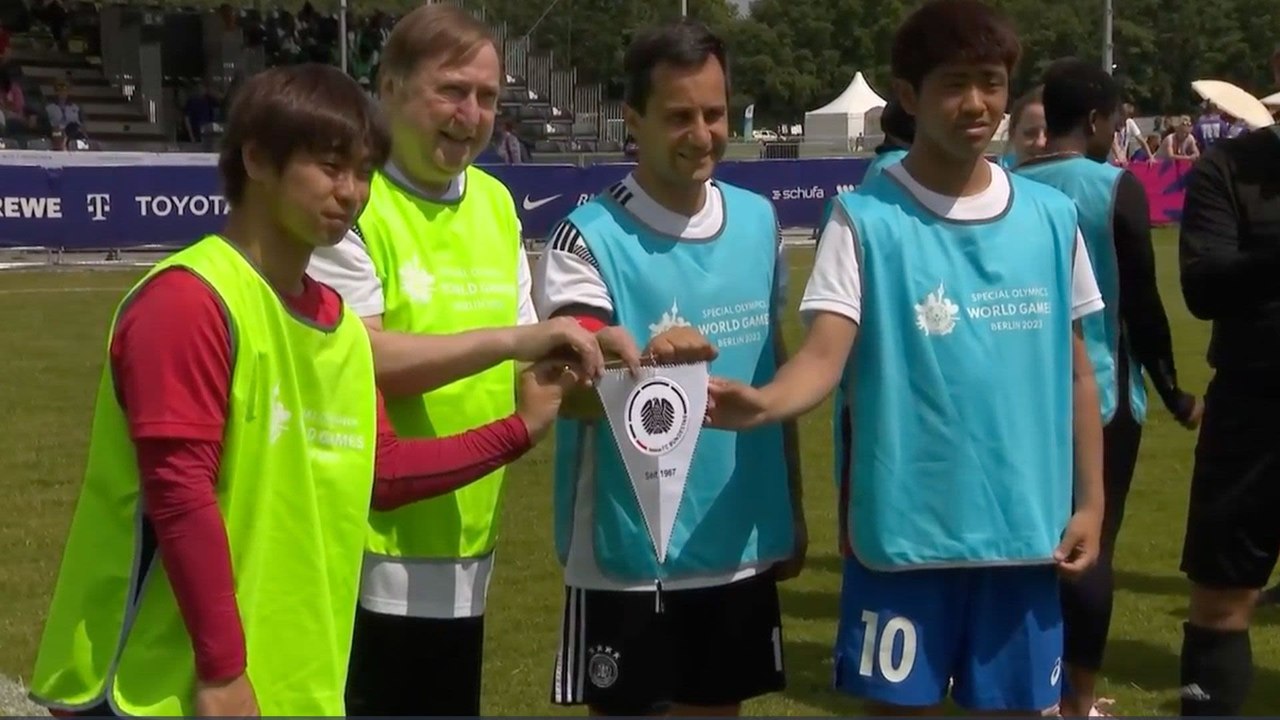 'Zeichen für Inklusion': Bundestags-Mitarbeiter kicken mit Special-Olympics-Athleten