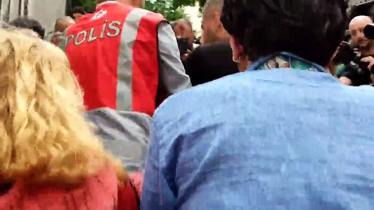 Trans Onur Yürüyüşü'nü takip eden gazeteci darp edilerek gözaltına alındı