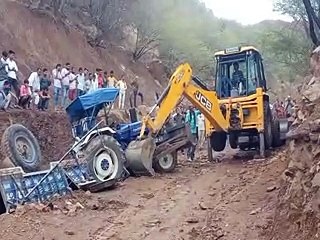 video: ट्रैक्टर-ट्रॉली पलटी, दो की मौत आठ घायल