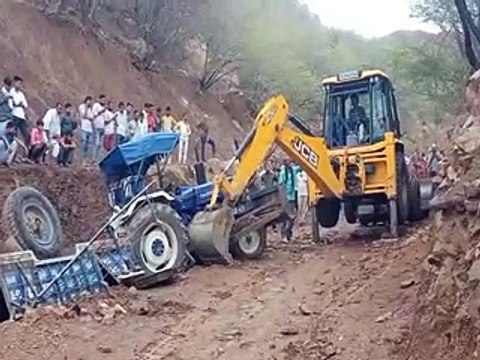 video: ट्रैक्टर-ट्रॉली पलटी, दो की मौत आठ घायल