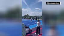 Federer reaparece jugando al tenis