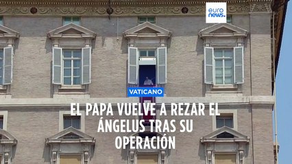 El papa reaparece ante los fieles tras su reciente operación de hernia