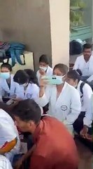 Video: कमिश्नर के सामने मेडिकल कॉलेज में धरने पर बैठ गए विद्यार्थी, हुआ ऐसा