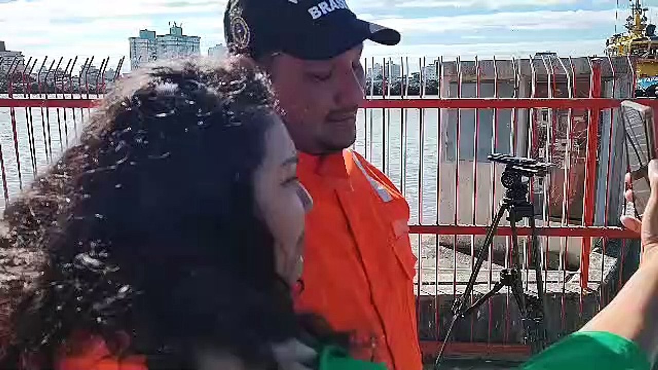 Tripulantes resgatados após naufrágio chegam a Itajaí