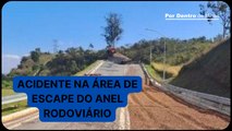 Caminhão bate em árvore na área de escape do Anel Rodoviário, em BH