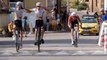 Deux coureurs célèbrent leur victoire... mais se font doubler sur la ligne d'arrivée