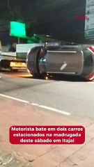 Motorista bate em dois carros estacionados