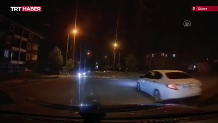 Bebek arabasıyla yürüyen kadına torpil attılar