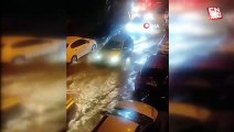 İzmir’i sel vurdu: Araçlar suya gömüldü, yol trafiğe kapatıldı